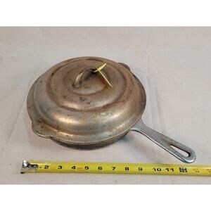 Vintage Rare The Western Foundry Co. Chicago "Mi-Pet" Cast Iron Skillet and lid